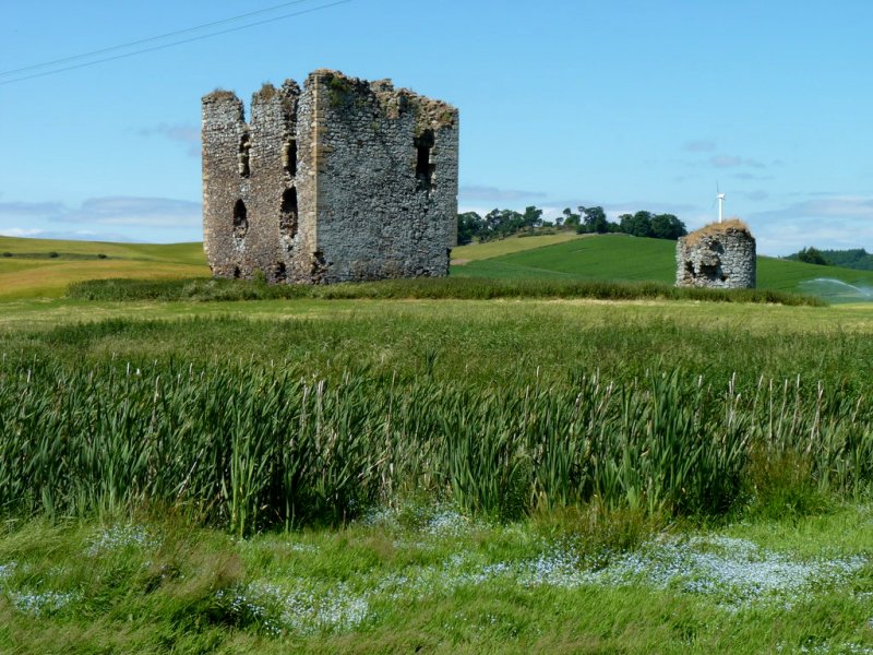 Ruined castle, Moonzie by James Allan