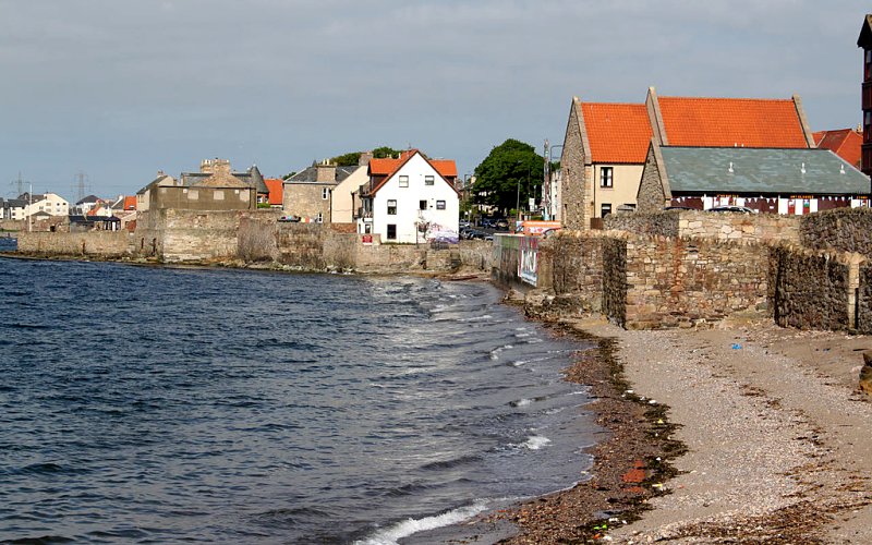 Seashore at Prestonpans by Allan Murray-Rust
