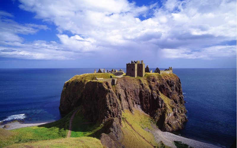 Dunnottar Castle near Stonehaven by longfellowelizabeth
