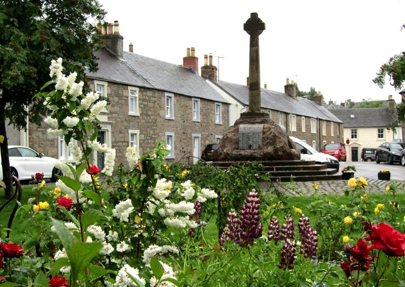 Dunning War Memorial by Colin Smith