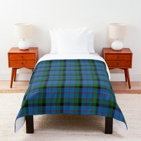 MacWilliam tartan comforter